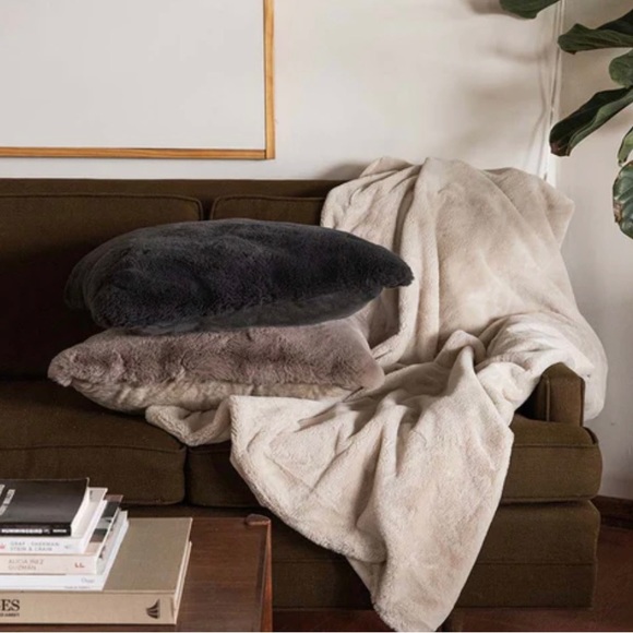 NEW UnHide L’il Marshmallow Plush Blanket in Silver Fox - Picture 4 of 7